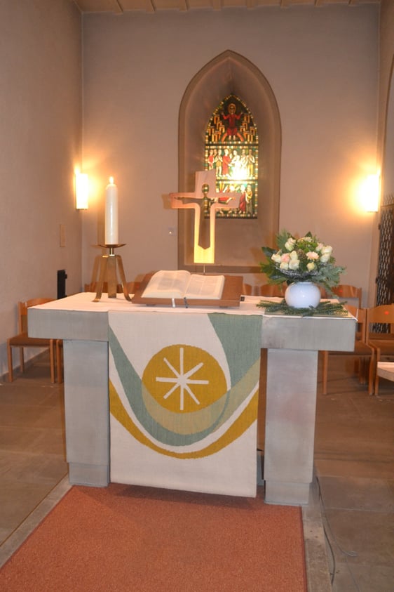 Altar der Bartholomäuskirche mit neuem Altarkreuz
